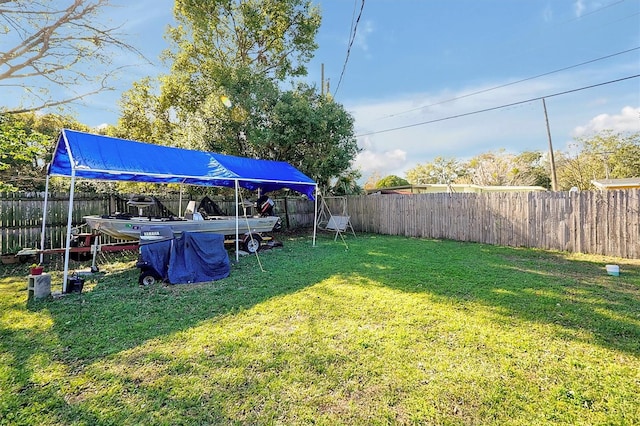 view of yard featuring a swimming pool