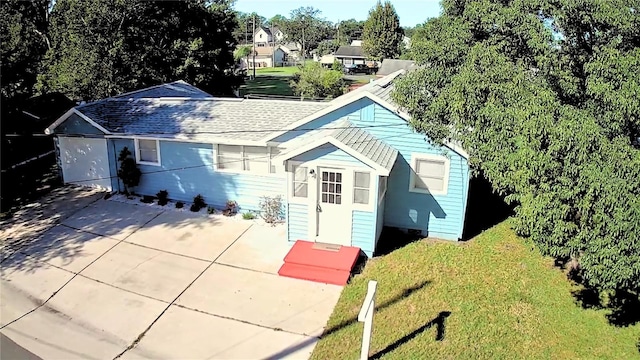 view of front of home featuring a front yard