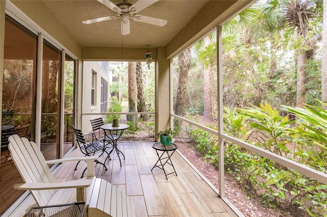 sunroom with ceiling fan