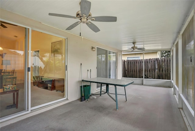 sunroom with ceiling fan