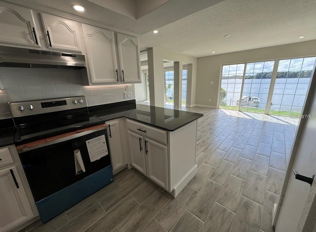 kitchen with white cabinetry, a textured ceiling, kitchen peninsula, backsplash, and electric range