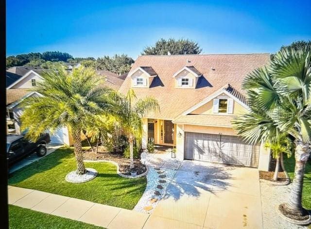 view of front of property featuring a front lawn