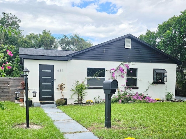 view of front of house featuring a front lawn