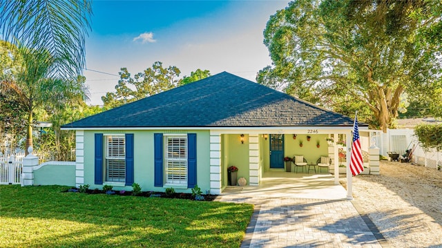 view of front of house with covered porch and a front lawn