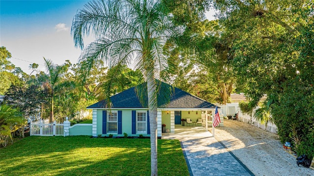 view of front of property featuring a carport and a front lawn