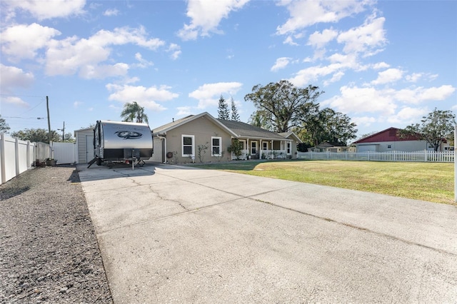 single story home with a front lawn