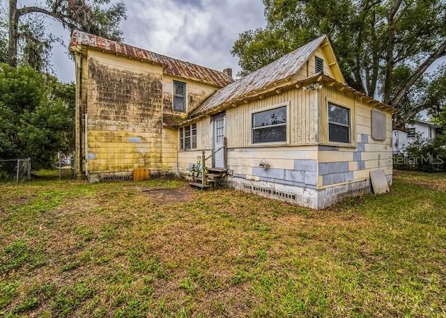 back of house featuring a yard