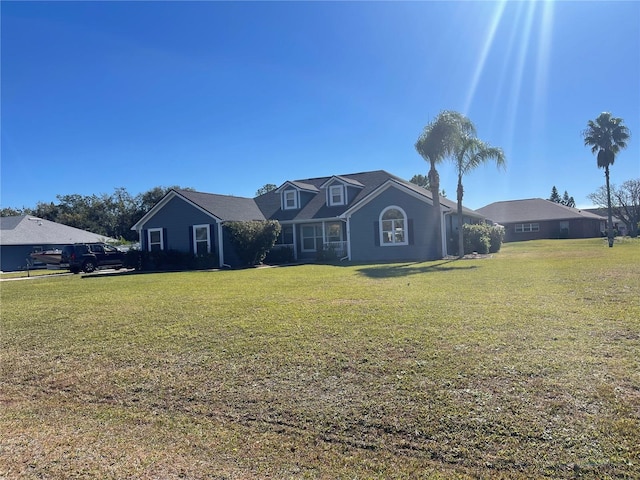 view of front facade featuring a front yard