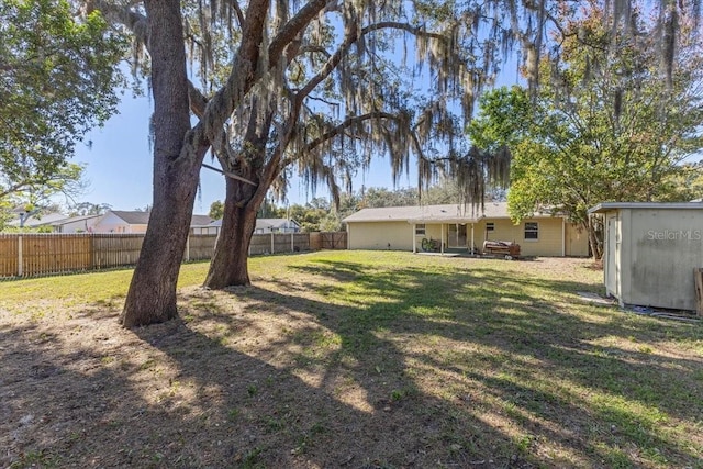 view of yard featuring a storage shed