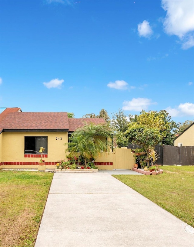 view of front facade with a front yard