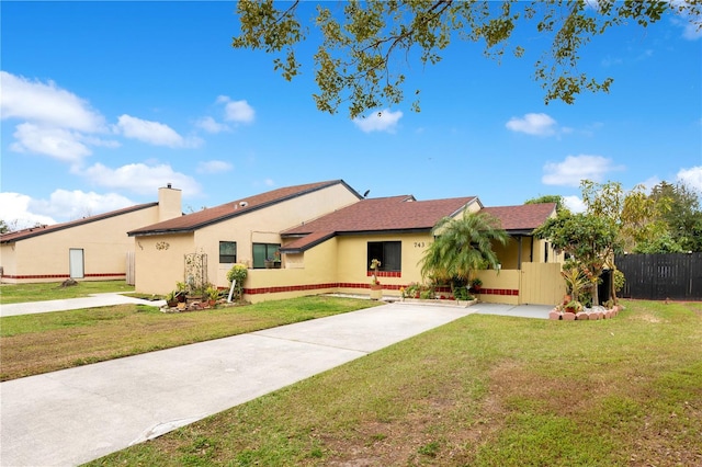 ranch-style home featuring a front lawn