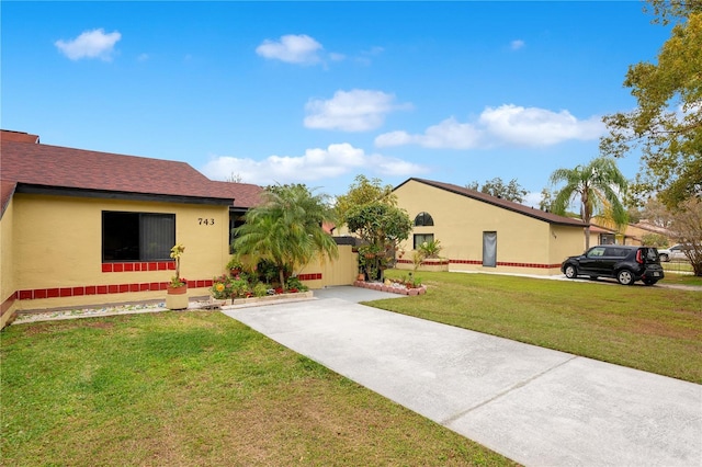 743 Golden Sunshine Cir, Orlando, FL 32807 - view of front facade with a front yard