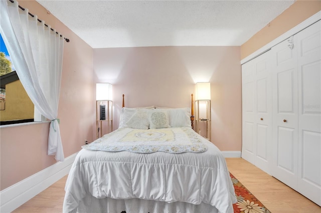743 Golden Sunshine Cir, Orlando, FL 32807 - bedroom with a textured ceiling, light hardwood / wood-style flooring, and a closet