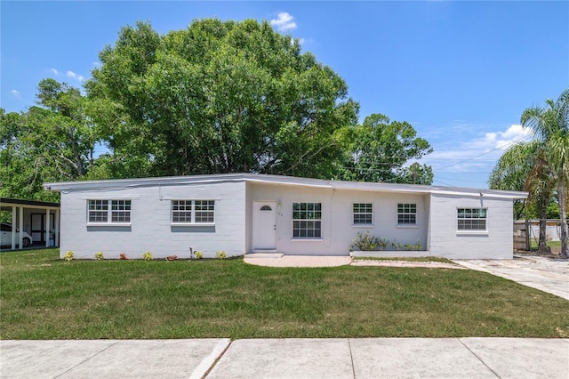 ranch-style house featuring a front yard