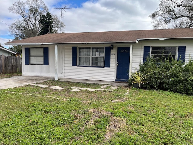 single story home with a front lawn