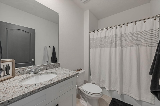 full bathroom featuring toilet, shower / bath combo with shower curtain, and vanity