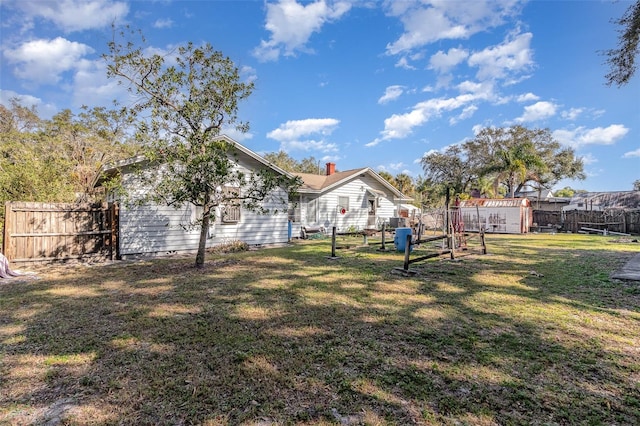 view of yard featuring a shed