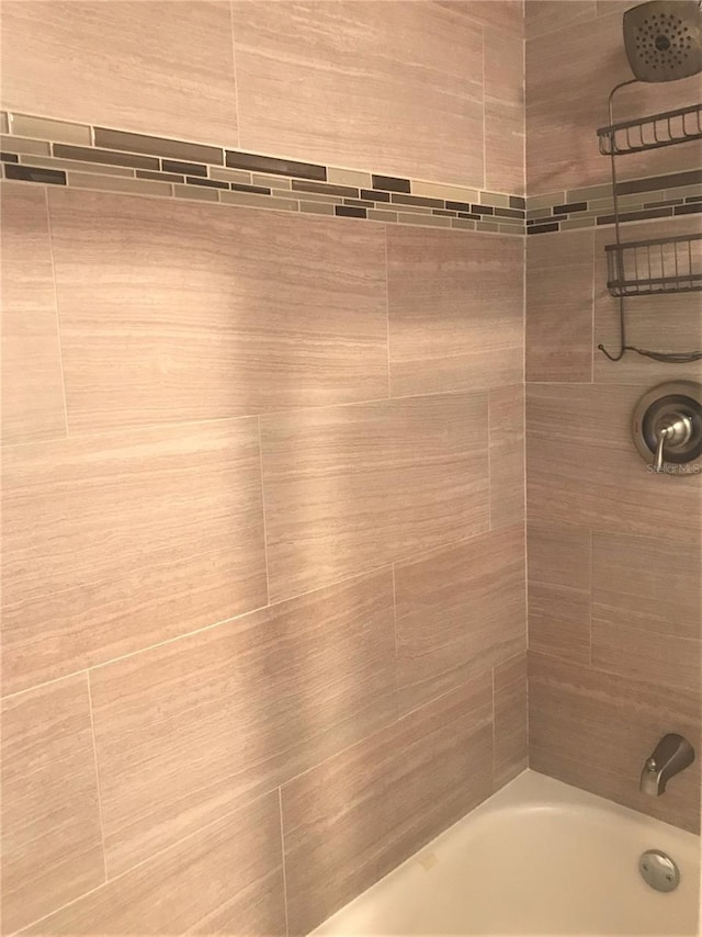 bathroom with tiled shower / bath combo