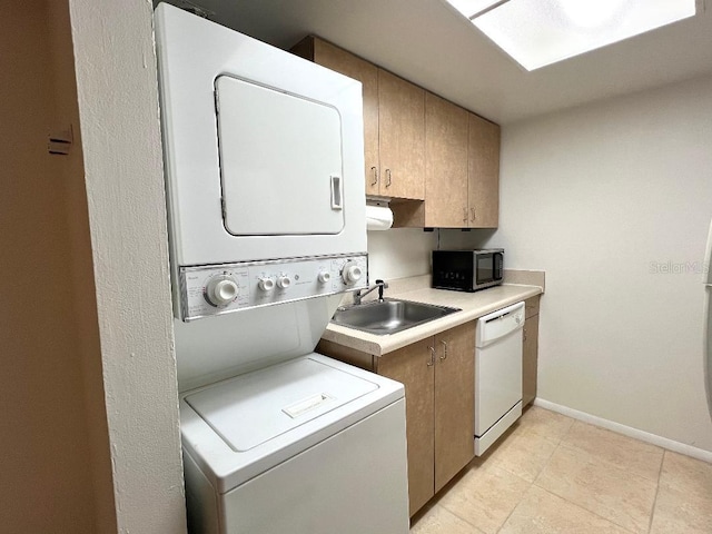 laundry area with sink and stacked washer and clothes dryer
