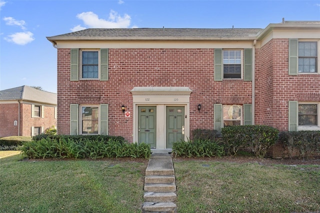 view of front of home featuring a front yard