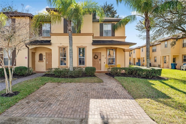 view of front of property featuring a front yard