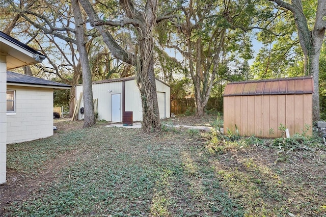 view of yard with a storage unit