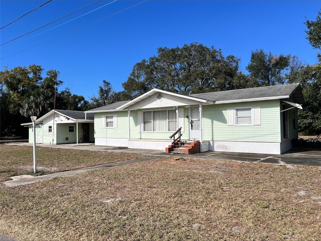 view of front facade with a front yard