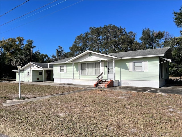 view of front facade with a front yard