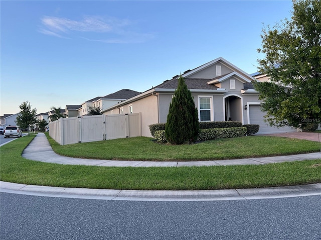 view of front of property featuring a front lawn