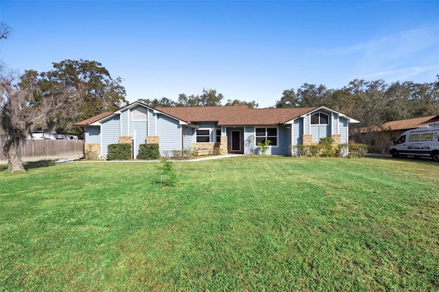 single story home featuring a front lawn