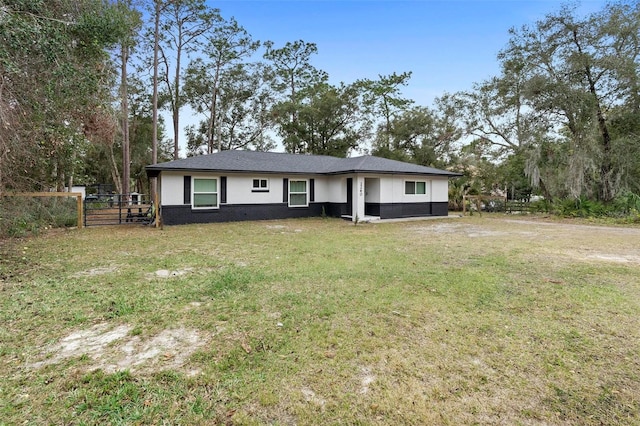 single story home with a front yard