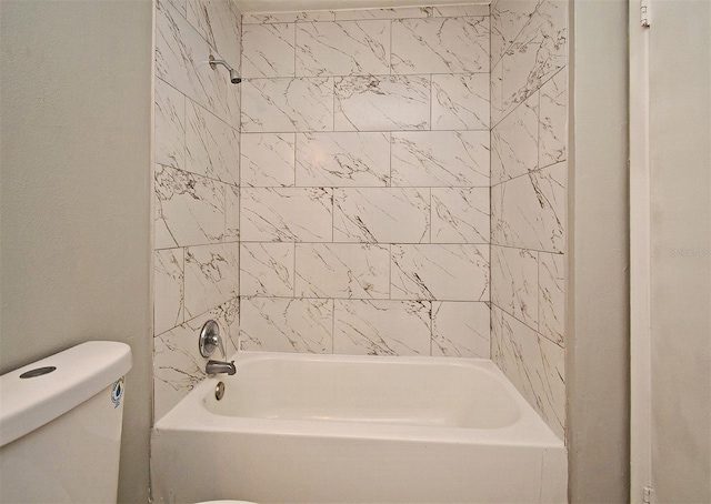 bathroom with tiled shower / bath and toilet