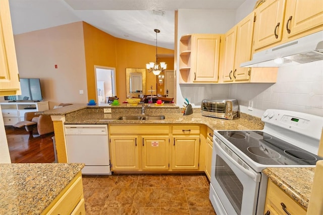 kitchen featuring light brown cabinets, sink, an inviting chandelier, kitchen peninsula, and white appliances