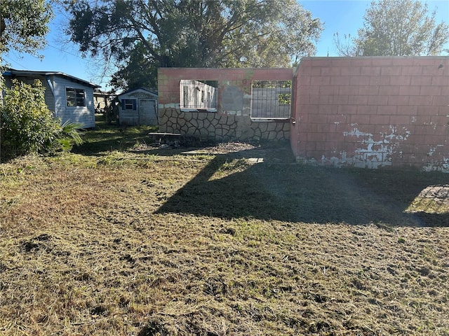 view of yard featuring a storage shed