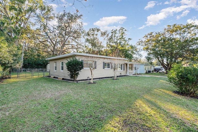 manufactured / mobile home with a front lawn