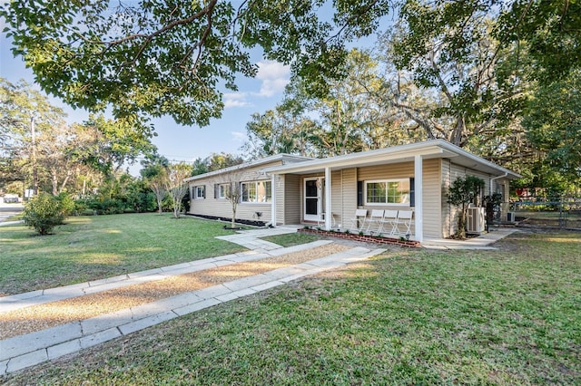 view of front facade featuring covered porch and a front yard