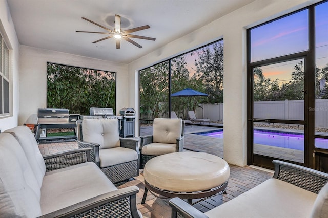 sunroom with ceiling fan