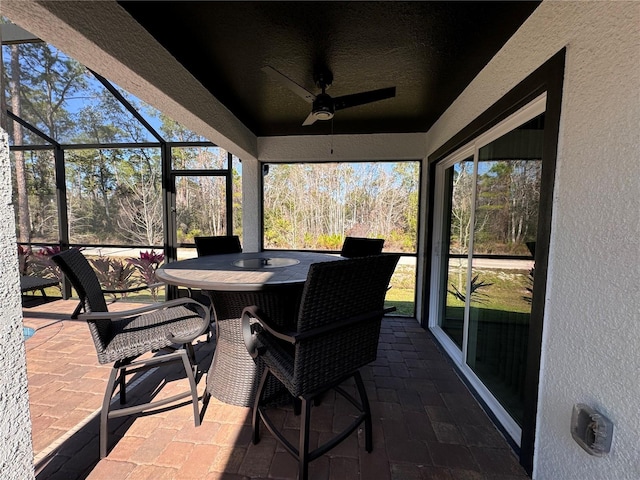 sunroom with ceiling fan