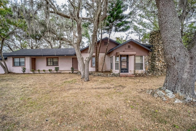 view of front of house with a front lawn