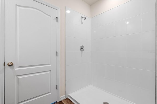 bathroom featuring a tile shower