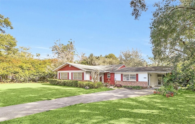 ranch-style house featuring a front lawn