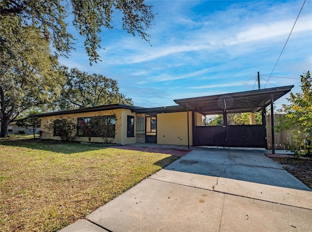 view of front facade featuring a carport and a front lawn