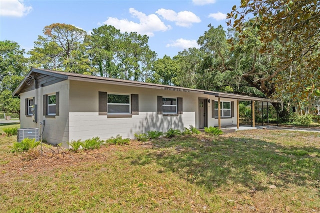 ranch-style house featuring central AC and a front lawn