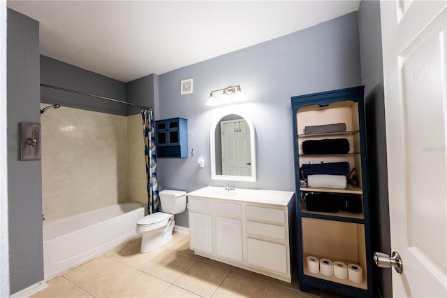 1351 Venezia Ct Unit 304, Davenport, FL 33896 - bathroom with toilet, baseboards, shower / tub combo with curtain, tile patterned flooring, and vanity