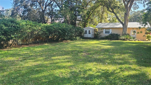 view of yard with an outbuilding