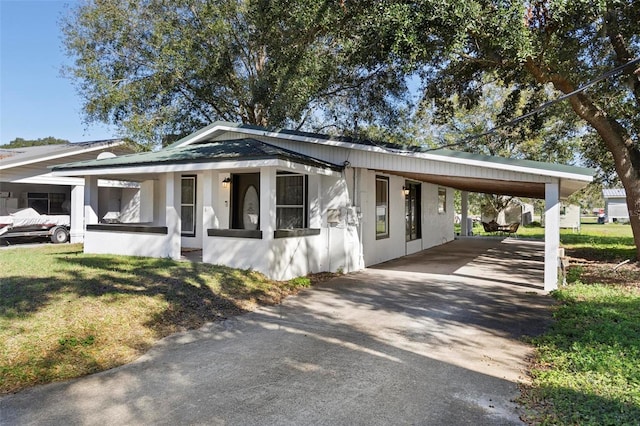 view of front of home featuring a front yard and a carport