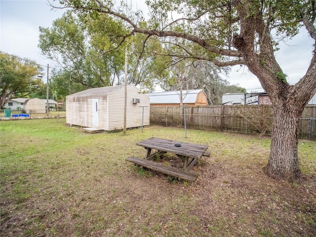 view of yard featuring a shed