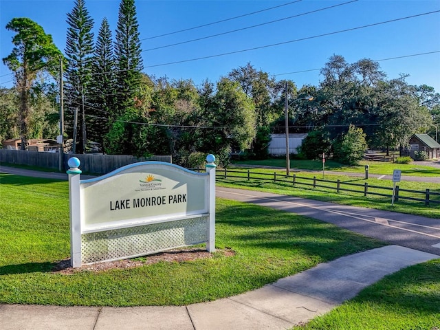 community sign with a lawn