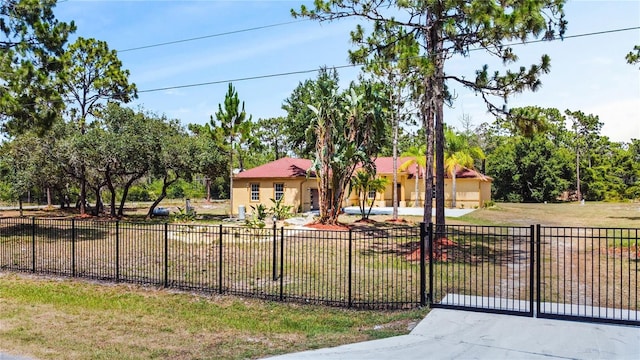 view of front of property featuring a front yard