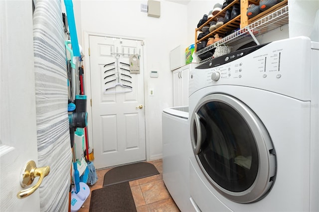 laundry room with washing machine and clothes dryer